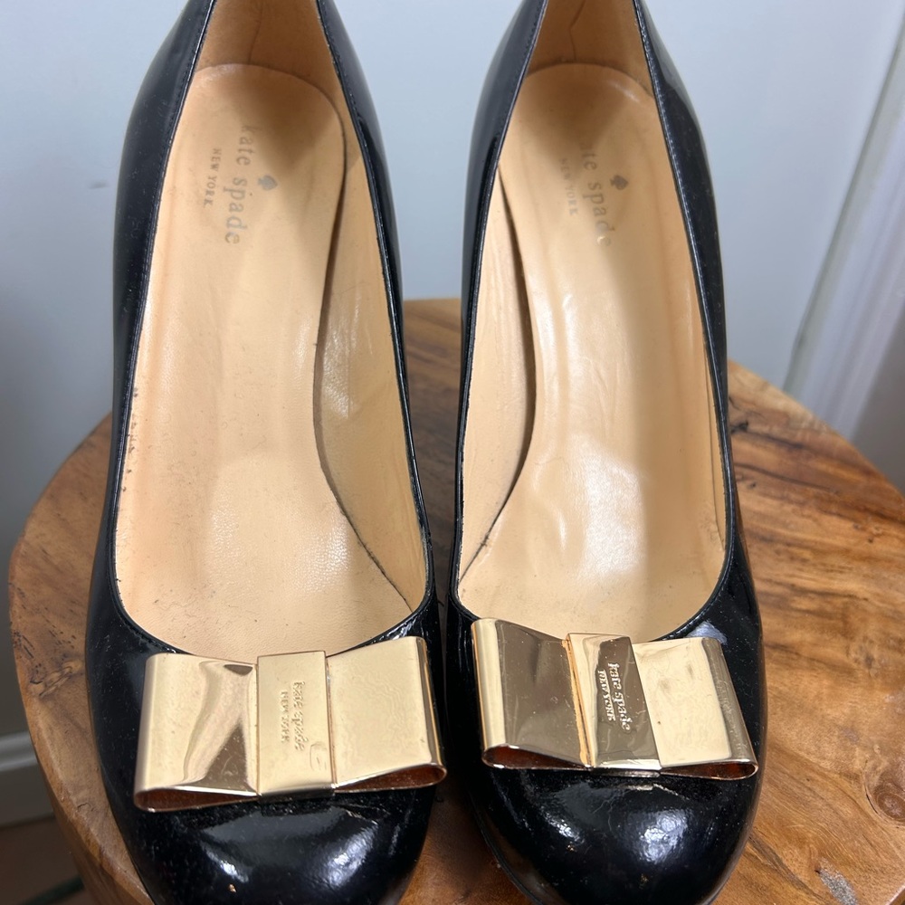 ♠️ Kate Spade Elegant Black Pumps with Gold Accent ♠️ - Picture 4 of 13